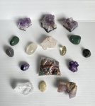 Lote com pedras semipreciosas de diversos tamanhos. Dimensões: 7 cm (maior peça).