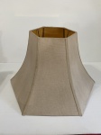 Cúpula de tecido para abajur na cor bege. Sinais de desgaste. Dimensões: 30 cm x 30 cm aproximadamente.