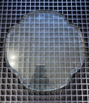 Tampo de vidro 15mm com borda ondulada. Pequenos arranhões. Dimensões: 34 cm / 4 kg.