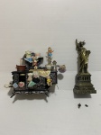 Escultura estátua da liberdade de metal e enfeite musical não testado.  Peças com avarias. Dimensões: 22 cm comprimento (maior peça).