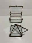 Lote com caixas de metal e vidro. Dimensões: 5 cm x 8,5 cm x 12,5 cm (maior peça).