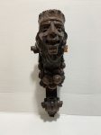 Antigo entalhe em forma de busto de figura masculina. Presença de peque avaria. Dimensões: 34 cm x 10 cm x 15 cm.