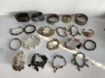 Lote com 20 pulseiras femininas. Alguns itens com partes faltando.