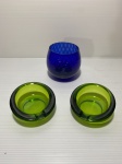 Lote com dois cinzeiros e um bowl de vidro nas cores verde e azul. Dimensões: 9 cm x 9 cm (maior peça)
