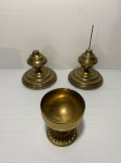 Lote com dois castiçais e pequeno cálice de metal dourado. Dimensões: 8 cm x 9 cm.