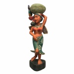 BALI - Bela e grandiosa escultura figurativa de CAMPONESA, esculpida em bloco de madeira, policromada, com detalhes revestidos em folha de ouro. Dimensões: 78 cm x 25 cm x 16 cm / 5,400 kg.