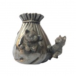 Lindo e raro cofrinho com gatos, fabricado pela WMF, 1890-1910. Não possui chave. Dimensões: 8 cm x 9 cm x 6,5 cm. Peso: 320g.