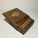 ÍNDIA - Antigo porta-cigarro em madeira com sistema de alavancagem manual. Dimensões: 7 cm x 15 cm x 12 cm.