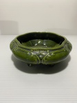 Antigo bowl de cerâmica esmaltada na cor verde. Possui discreto bicado na parte interna. Dimensões: 5 cm x 15 cm.