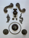 Lote com onze peças de madeira e metal. Sinais de desgastes.