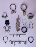 Bijuterias - Lote com 13 pulseiras de diversos modelos, tamanhos e formas. Algumas peças com desgaste e sinais de uso.