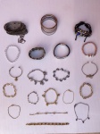 Bijuterias - Lote com 20 pulseiras de diversos modelos, tamanhos e formas. Algumas peças com desgaste e sinais de uso.
