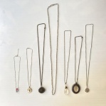Bijuterias - Lote com 7 cordões de diversos modelos, tamanhos e formas. Algumas peças com desgaste e sinais de uso. Dimensões: 60 cm (maior cordão).