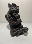 Antiga estatueta de gárgula feita de estuque. Pequenos bicados. Dimensões: 24 cm.