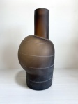 Vaso bojudo feito de pasta de vidro fosco, decorado com linhas brancas. Dimensões: 26 cm.