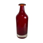 Robusto vaso feito de pasta de vidro na cor vermelho. Dimensões: 28 cm.