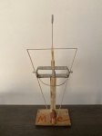 MC - Marcelo Conceição - Artista popular atuante no Rio de Janeiro. Nascido em Niterói, em 1966. Escultura com dimensões de 61 cm x 29 cm x 17 cm. Marcelo viveu em situação de rua por 11 anos. Durante esse período, passou a coletar materiais descartados pela cidade e, a partir desses achados, encontrou a matéria-prima para desenvolver suas esculturas singulares e intrigantes. Seu trabalho transforma o abandono em arte, revelando beleza onde antes havia apenas descarte.