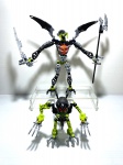 LEGO BIONICLE: Mutran and Vican (8952) - No final da década de 1990, os designers do Grupo LEGO® começaram a experimentar novas maneiras de criar com elementos LEGO®. Em 1999, lançaram o LEGO® Slizer (também conhecido como Throwbots nos EUA e Canadá), que apresentava um novo elemento de articulação esférica que permitia que as figuras se movessem livremente, quase como seres humanos.Este foi o início dos brinquedos constríveis : bonecos de ação construíveis com articulações flexíveis e funções integradas. Os brinquedos LEGO® Slizer foram os precursores de uma das linhas LEGO® mais populares de todos os tempos: LEGO BIONICLE®.