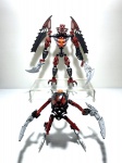 LEGO BIONICLE: Phantoka Antroz (8691) and Radiak (8947) - No final da década de 1990, os designers do Grupo LEGO® começaram a experimentar novas maneiras de criar com elementos LEGO®. Em 1999, lançaram o LEGO® Slizer (também conhecido como Throwbots nos EUA e Canadá), que apresentava um novo elemento de articulação esférica que permitia que as figuras se movessem livremente, quase como seres humanos.Este foi o início dos brinquedos constríveis : bonecos de ação construíveis com articulações flexíveis e funções integradas. Os brinquedos LEGO® Slizer foram os precursores de uma das linhas LEGO® mais populares de todos os tempos: LEGO BIONICLE®.