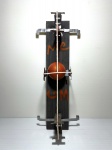 MC - Marcelo Conceição - Artista popular atuante no Rio de Janeiro. Nascido em Niterói, em 1966. Escultura com dimensões de 47 cm x 19 cm x 13 cm. Marcelo viveu em situação de rua por 11 anos. Durante esse período, passou a coletar materiais descartados pela cidade e, a partir desses achados, encontrou a matéria-prima para desenvolver suas esculturas singulares e intrigantes. Seu trabalho transforma o abandono em arte, revelando beleza onde antes havia apenas descarte.
