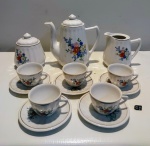 CIDAMAR RAMI JUNDIAÍ - Antigo e belo conjunto para chá em porcelana com bule, leiteira, açucareiro e cinco xícaras de café com pires.