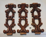 Trio de apliques em madeira, esculpidas e vazadas em alto relevo com decoração de flores e arabescos. Medindo 33 cm altura x 11 cm comprimento. Brasil, século XX.
