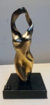 CARMEN GUTIERREZ (Carmen Lucia Gutierrez) Rio de Janeiro/RJ, Brasil, 01/07/1946, Pintora e escultora. Interessante e imponente escultura em bronze de forma corpo de mulher, sobre base de granito, assinada, medindo: 26 cm de altura x 12 cm x 12 cm.