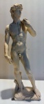 Escultura em resina branca representando "David de Michelangelo". Alt.: 46 cm. David é uma das esculturas mais famosas do artista renascentista Michelangelo. A escultura encontra-se em Florença, Itália, cidade que originalmente encomendou a obra. A escultura possui 5,17 metros de altura e representa o herói bíblico David, um dos personagens mais frequentes na arte florentina.