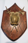 Brasão de parede em madeira nobre, panóplia com águia bicéfala no meio, com duas armas em posições opostas. Med 53cm de altura X 34cm de largura.