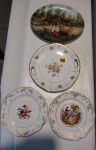 Quatro (04) lindos pratos decorativos, confeccionados em porcelana, ornamentados em rica policromia. Med. 23cm o menor e 34cm o maior.