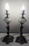 Lindo par de abajures, no estilo império francês, confeccionados em bronze, ricamente cinzelado, com base vasada, bojo central em vidro jateado e lapidado, com decoração em forma de guirlandas, para uma lâmpada. Med: 39 cm.