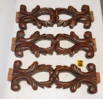 Trio de apliques em madeira, esculpidas e vazadas em alto relevo com decoração de flores e arabescos. Medindo 33 cm altura x 11 cm comprimento. Brasil, século XX.