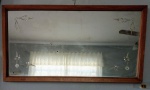 Espelho de parede/móvel/pentiadeira, lapidado em flores e folhas em satiné, com moldura em madeira. Mínimas manchas causadas pelo tempo. Med. 105x55cm. 180,00
