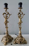 Par de abajur em bronze finamente cinzelado com base decorada com camafeus e arabescos, coluna central esculpida em forma de menino. Med: 42cm.