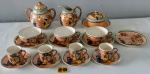 Antigo aparelho para café e chá em fina porcelana Japonesa com pintura alaranjada e bordas com detalhes dourados em ouro 18kt. Jogo com cremeira ou leiteira(pequeno bicado na borda), mantegueira, açucareira, 4 xicaras para café com seus respectivos pires e 3 xicaras para cha e 4 pires. Pecas estimadas da década de 40.
