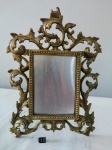 Lindíssimo e centenário porta retrato/espelho de mesa em bronze com moldura em bordados fenestrados, medindo 25,5x18,5cm aproximadamente.