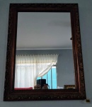 Belíssimo espelho em moldura trabalhada e patinada em tom cobreado. Medida dotal com moldura 84x64cm. Não pode ser enviado pelos correios.