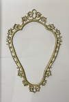 Moldura para espelho de parede de metal revestido de dourado. Dimensões: 70 cm x 40 cm aproximadamente.