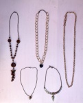 Bijuterias - Lote com 5 cordões de diversos modelos, tamanhos e formas. Algumas peças com desgaste e sinais de uso. Dimensões: 45 cm aproximadamente (maior cordão).