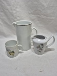 Lote de 2 jarras e 1 caneca em porcelana, marcas e modelos diversos. Medindo a jarra maior 9cm x 17cm de altura.