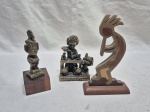Lote de 3 enfeites, sendo um em metal, um em madeira e um em bronze. Medindo o maior 17cm de altura.
