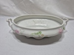 Legumeira sem tampa em porcelana inglesa, floral.Medindo 22,5cm x 17cm x 8cm de altura.