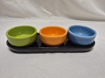 Bandeja com 3 cumbucas em porcelana colorida. Medindo 23,5cm x 8cm.