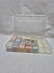 Caixa organizadora de linhas para bordado em plástico duro. Medindo a caixa 30cm x 19cm x 4cm de altura.