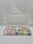 Caixa organizadora de linhas para bordado em plástico duro. Medindo a caixa 30cm x 19cm x 4cm de altura.