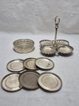 Lote diverso em prata 90, composto de 6 porta copos, petisqueira e suporte de garrafa, banho com desgaste. Medindo a petisqueira 17,5cm x 18cm de altura.
