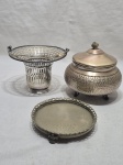 Lote de compoteira, salva e cesta vazada, peças em metal prateado. Medindo a cesta 15cm x 10cm de altura.
