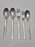 Lote de 5 talheres em aço inox WMF. Composto de 1 garfo de mesa, 2 colheres de sopa, 1 garfo de sobremesa e 1 colher de sobremesa.