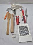 Lote de diversos talheres de servir em materiais diversos. Medindo o maior 31cm de comprimento.