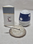 Lote de paliteiro em porcelana Brennand, saleiro em porcelana e saleiro individual em vidro moldado com metal prateado. Medindo o paliteiro 9cm de altura.